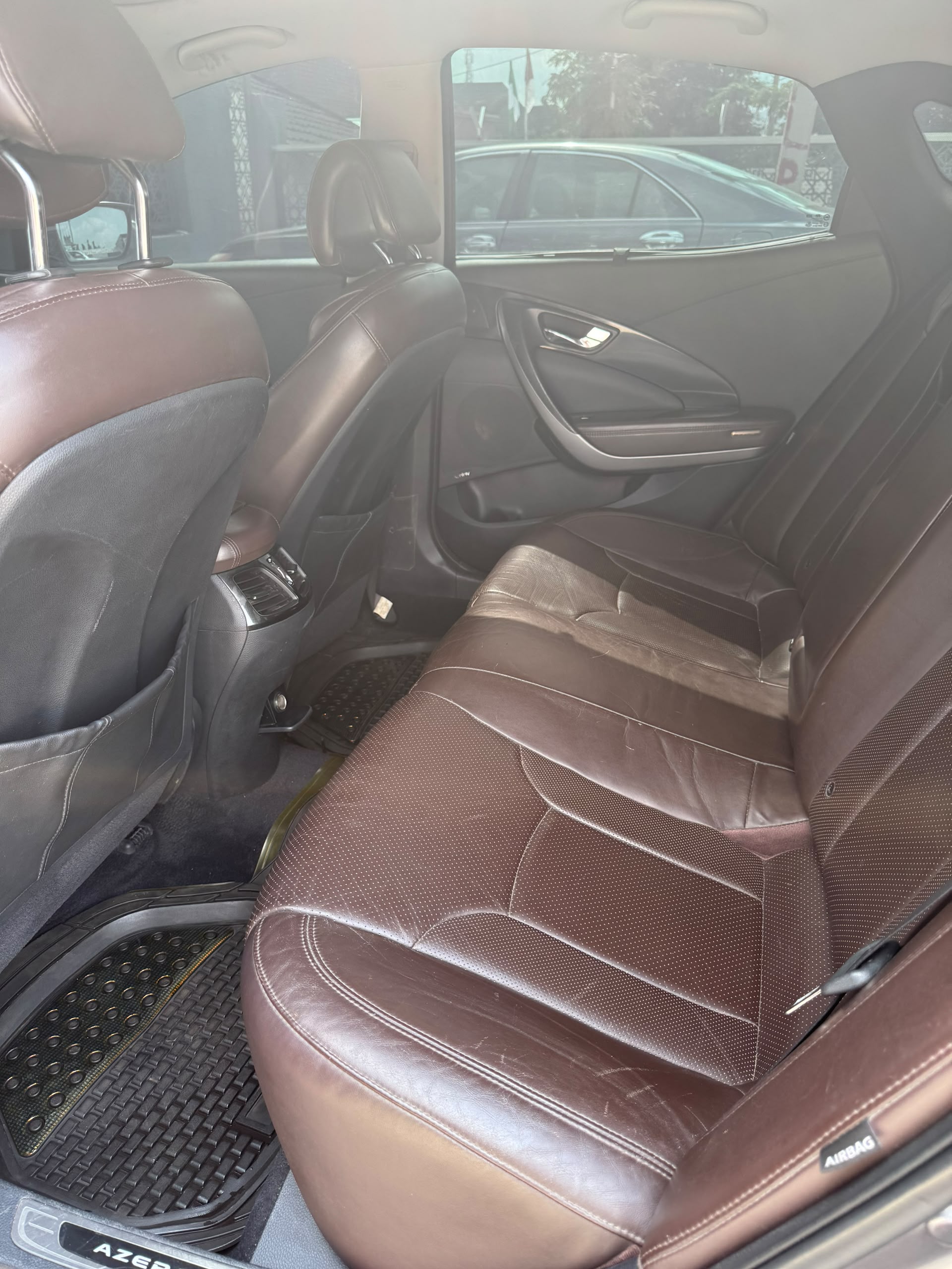
								Neatly Used 2012 Hyundai Azera, V6 engine!! First body!! Full pano!! Push to start!! All in good condition, Buy and travel. Price~ 9.7M  Settlement~ 200k Location~ Kubwa, Abuja. full									