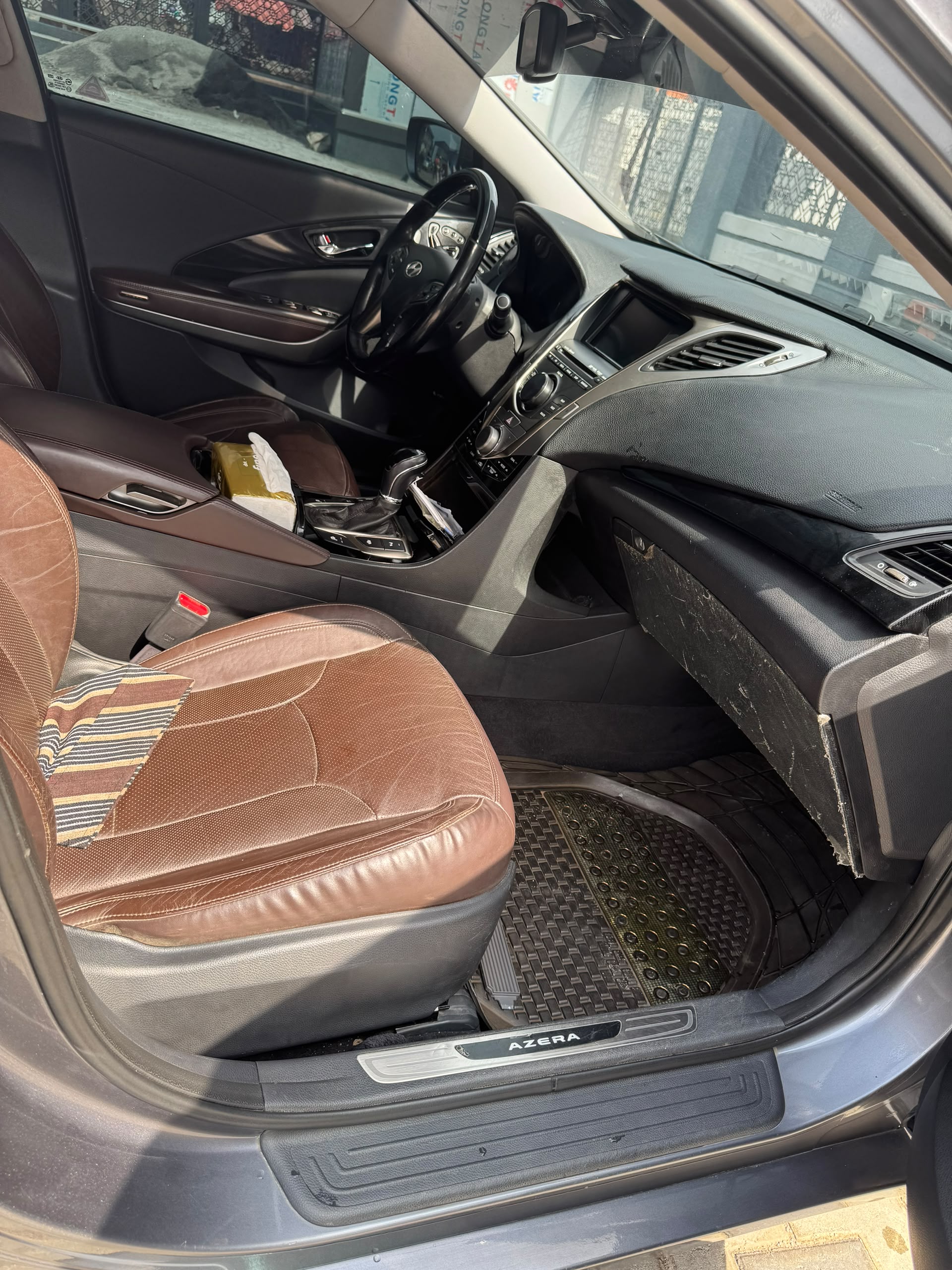 
								Neatly Used 2012 Hyundai Azera, V6 engine!! First body!! Full pano!! Push to start!! All in good condition, Buy and travel. Price~ 9.7M  Settlement~ 200k Location~ Kubwa, Abuja. full									