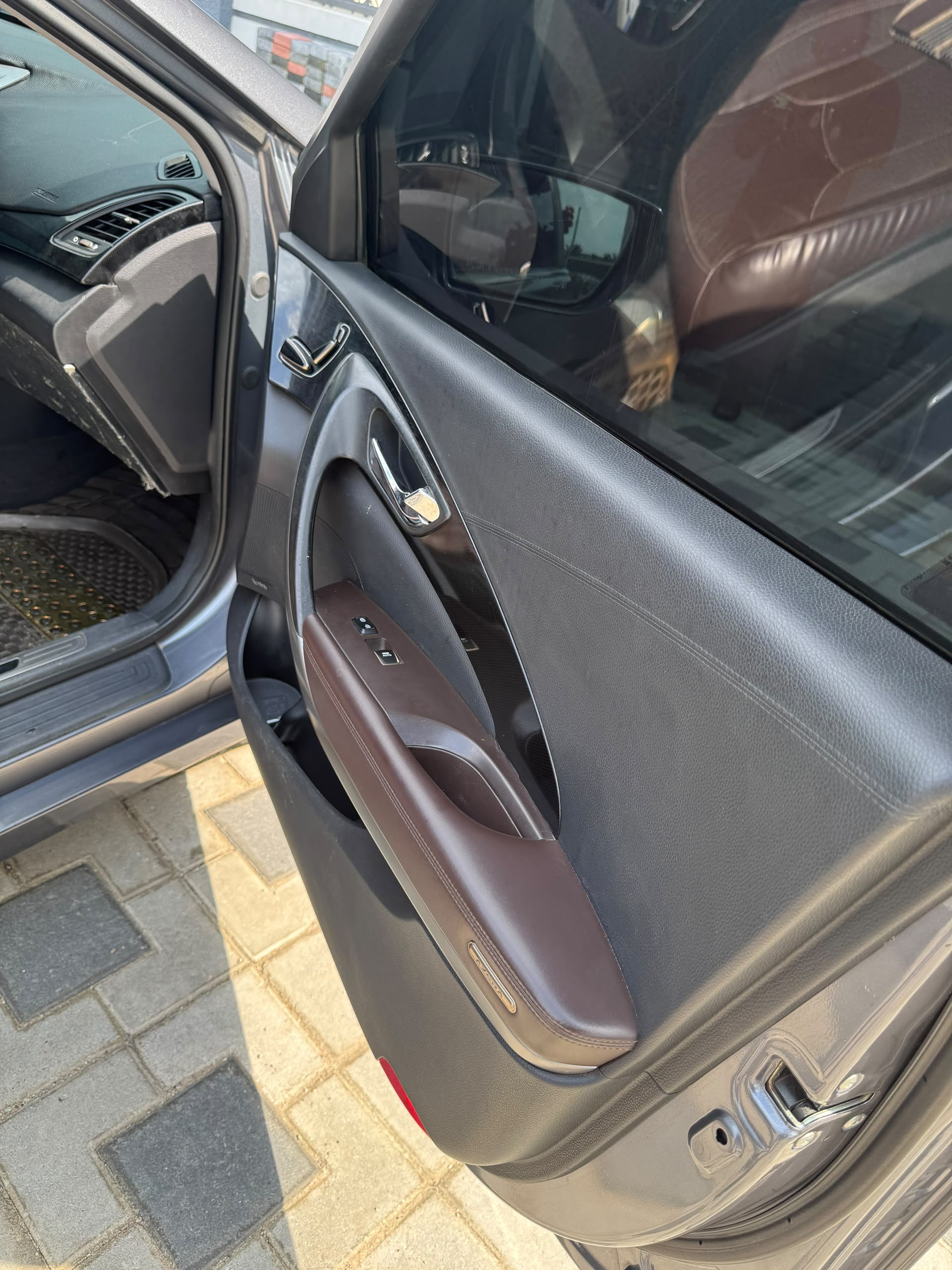 
								Neatly Used 2012 Hyundai Azera, V6 engine!! First body!! Full pano!! Push to start!! All in good condition, Buy and travel. Price~ 9.7M  Settlement~ 200k Location~ Kubwa, Abuja. full									