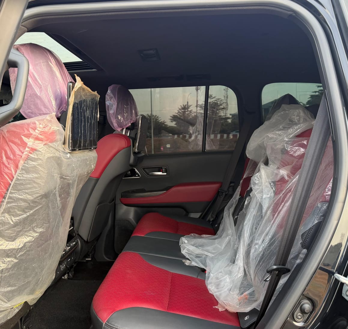 
								BRAND NEW 2025 LANDCRUISER VX-R WITH ORIGINAL CUSTOM DUTY FULLY PAID GOING FOR 195M ABUJA DEAL full									