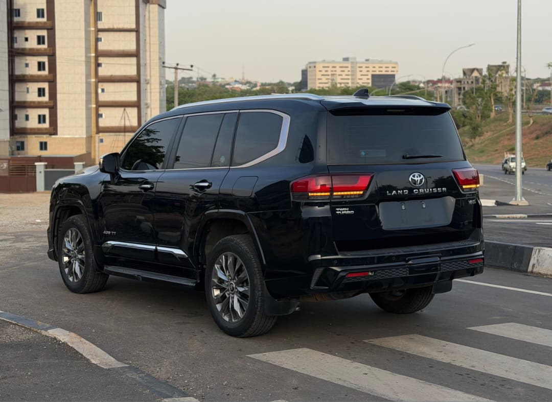 
								BRAND NEW 2025 LANDCRUISER VX-R WITH ORIGINAL CUSTOM DUTY FULLY PAID GOING FOR 195M ABUJA DEAL full									