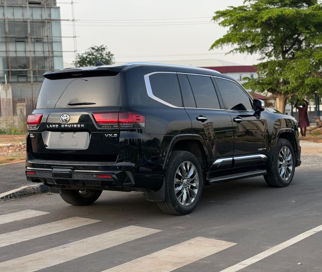 
								BRAND NEW 2025 LANDCRUISER VX-R WITH ORIGINAL CUSTOM DUTY FULLY PAID GOING FOR 195M ABUJA DEAL full									