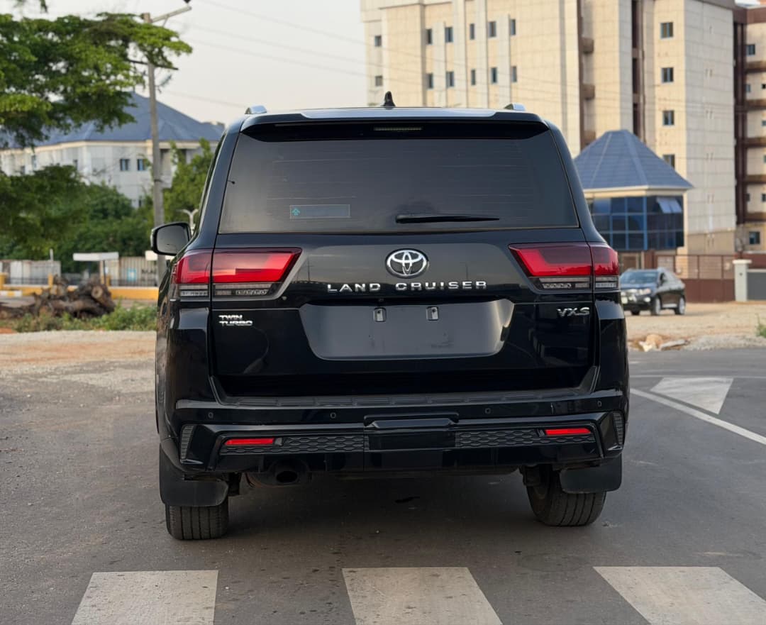 
								BRAND NEW 2025 LANDCRUISER VX-R WITH ORIGINAL CUSTOM DUTY FULLY PAID GOING FOR 195M ABUJA DEAL full									