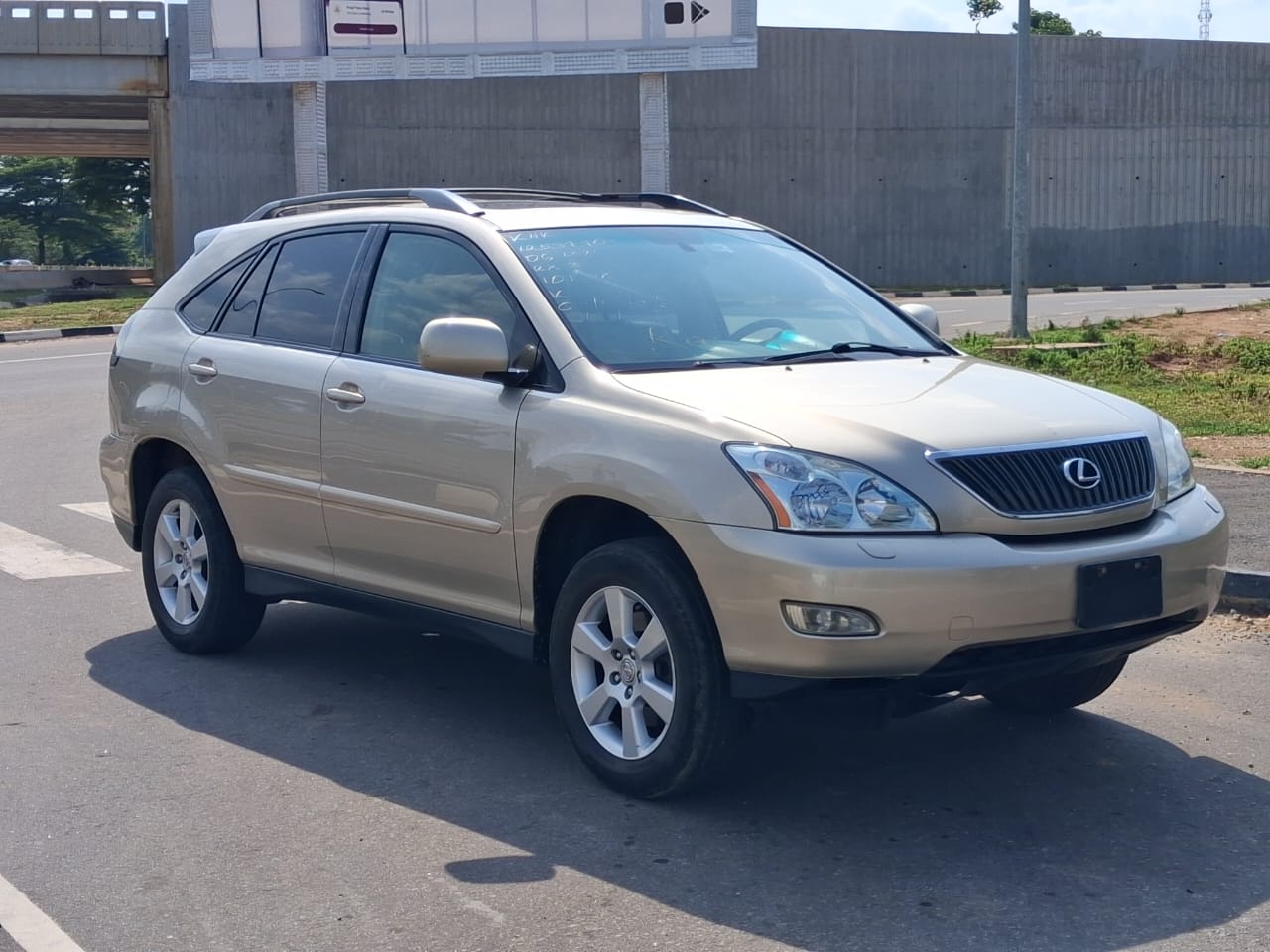 
								FOREIGN USED 2006 LEXUS RX330 IN PRISTINE CONDITION NOTHING TO FIX WITH ORIGINAL CUSTOM DUTY GOING FOR 12.5M ABUJA DEAL full									