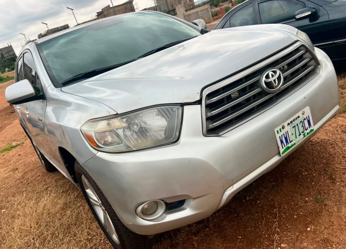 
								Very clean Toyota Highlander 2008 is available price 9.5 million full									