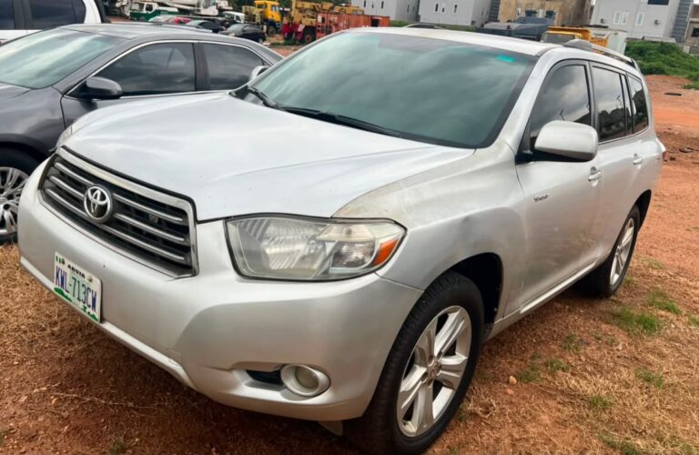 Very clean Toyota Highlander 2008 is available price 9.5 million