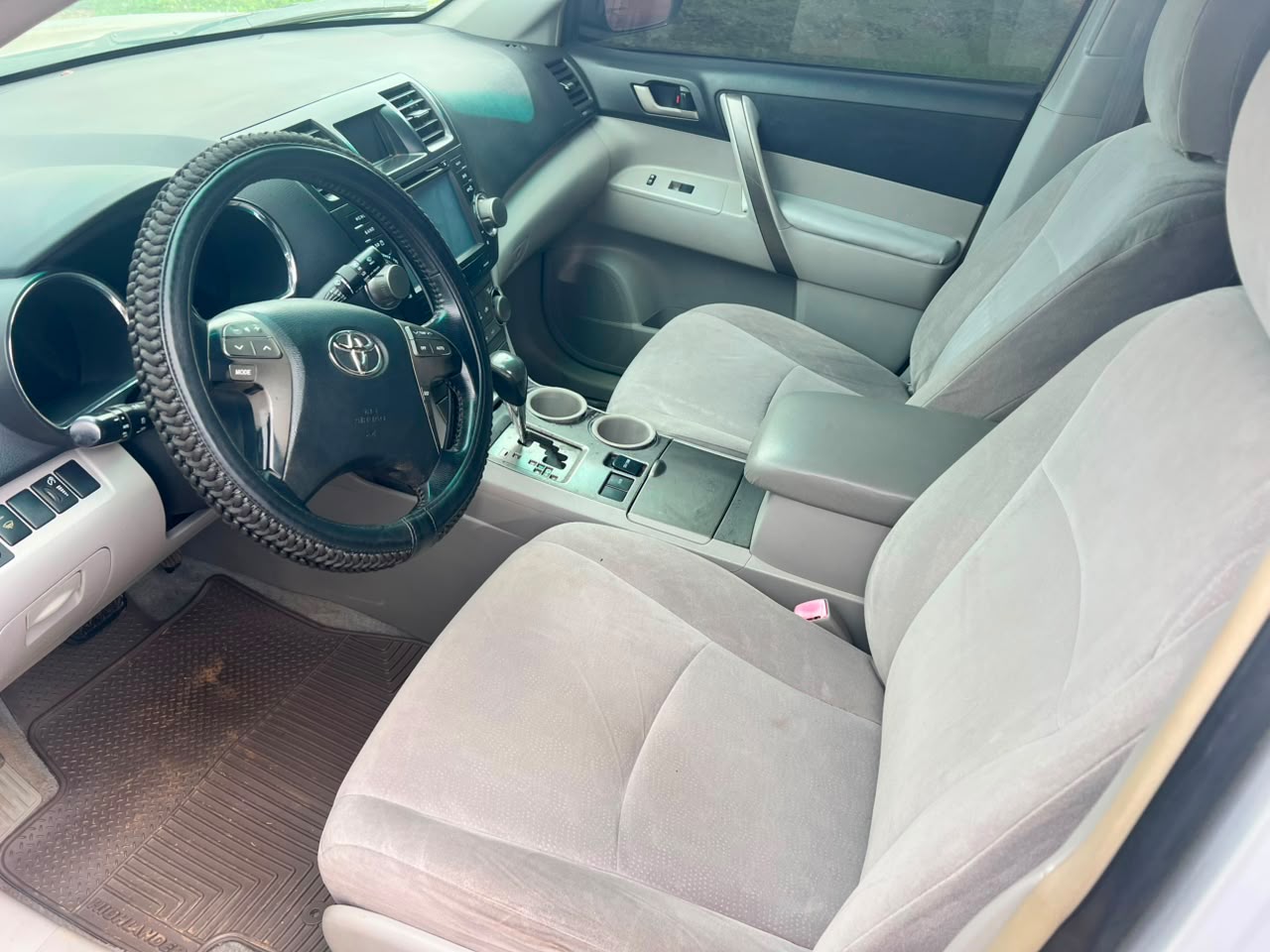
								Very clean Toyota Highlander 2008 is available price 9.5 million full									