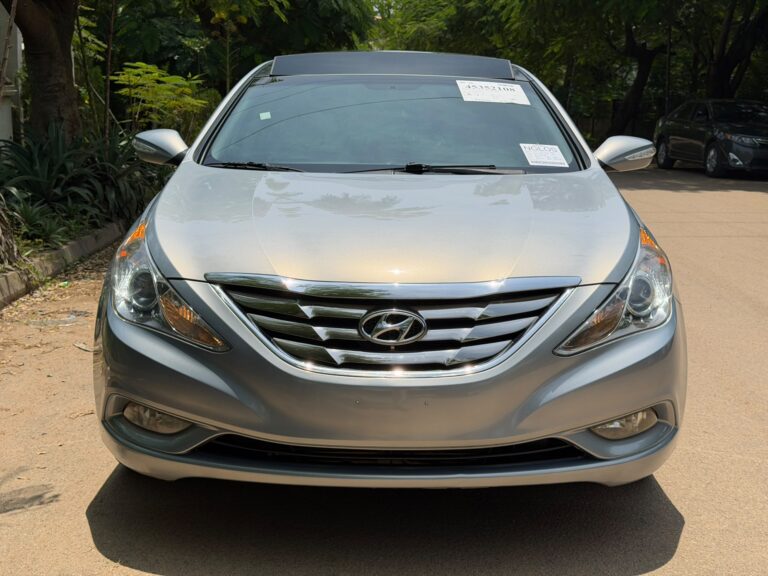 New in: Extremely clean foreign used 2013 Hyundai Sonata limited with Double pano, Sept 2026 Duty with keyless entry nothing to fix going for just 11.8m 100k sambo