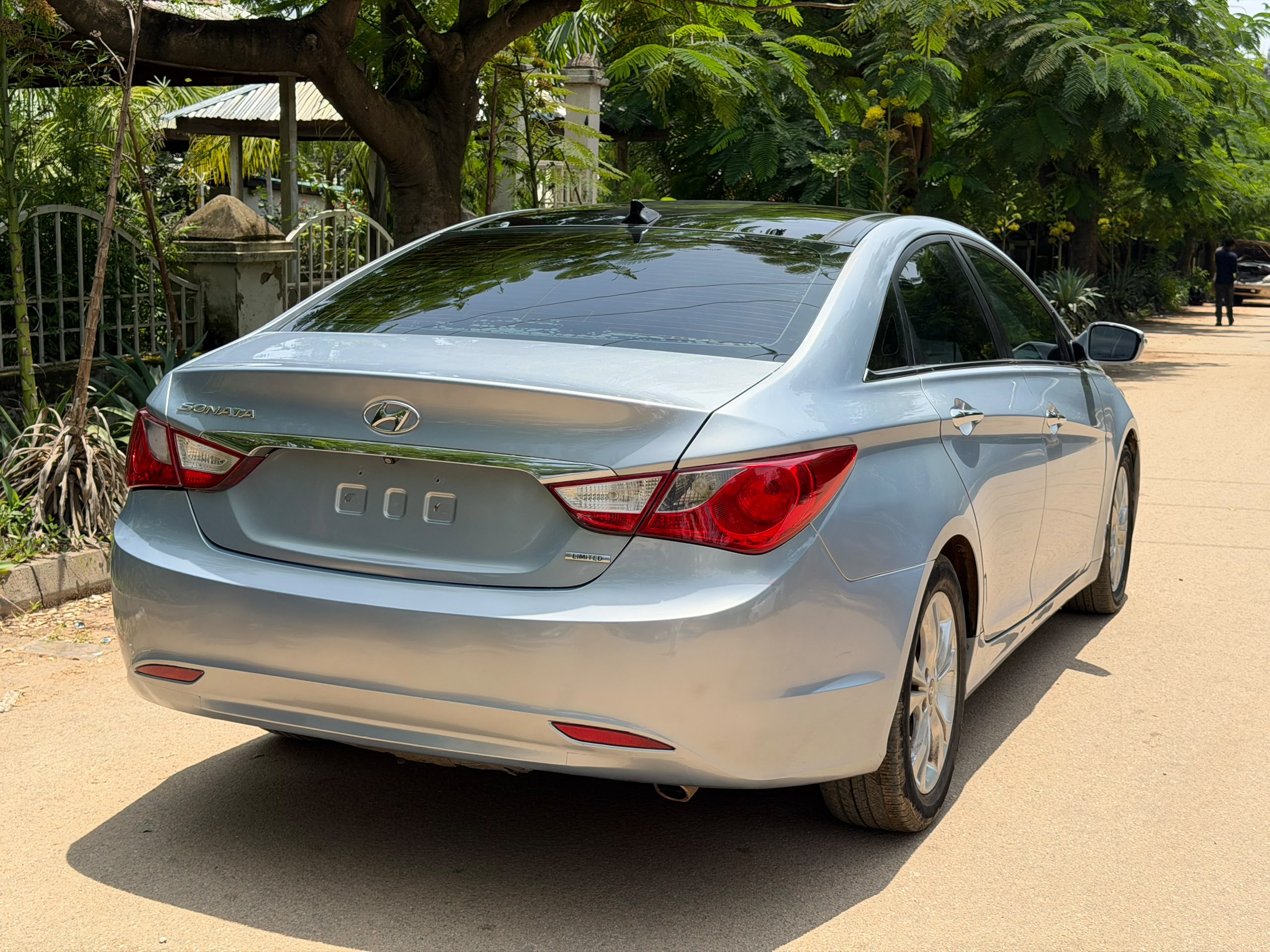 
								New in: Extremely clean foreign used 2013 Hyundai Sonata limited with Double pano, Sept 2026 Duty with keyless entry nothing to fix going for just 11.8m 100k sambo full									