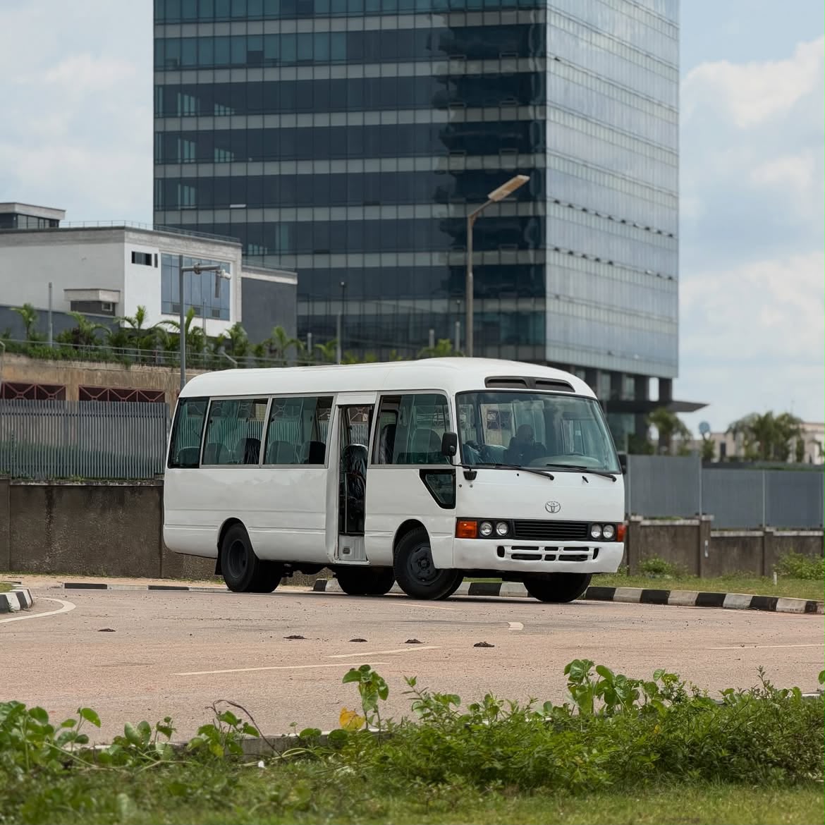 
								SUPER CLEAN REGISTERED TOYOTA COASTER 2012   25 seaters, manual transmission, 4 plugs engine   ORIGINAL DUTY 📃  PRICE: 38M   ABUJA DEAL   NATIONWIDE DELIVERY full									