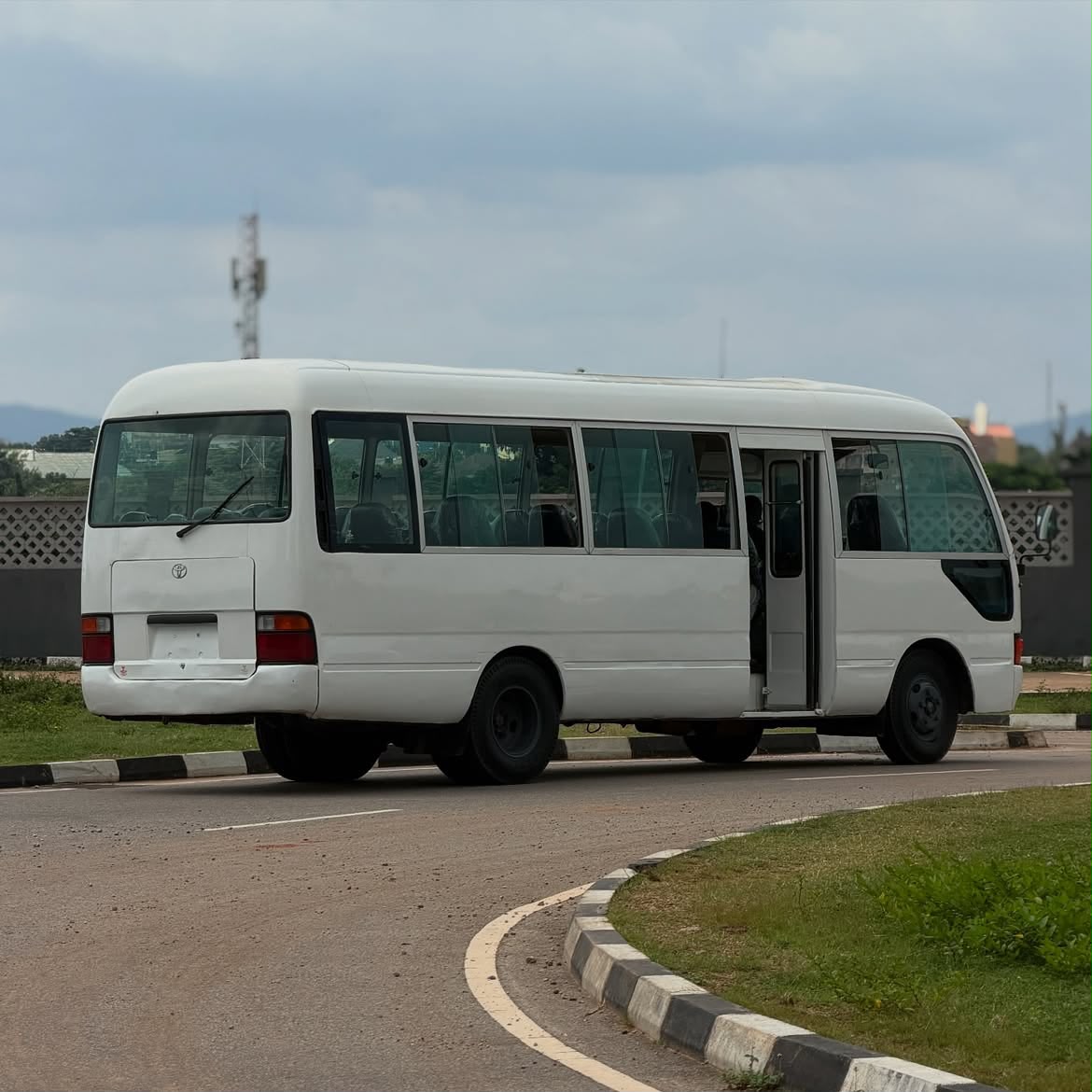 
								SUPER CLEAN REGISTERED TOYOTA COASTER 2012   25 seaters, manual transmission, 4 plugs engine   ORIGINAL DUTY 📃  PRICE: 38M   ABUJA DEAL   NATIONWIDE DELIVERY full									