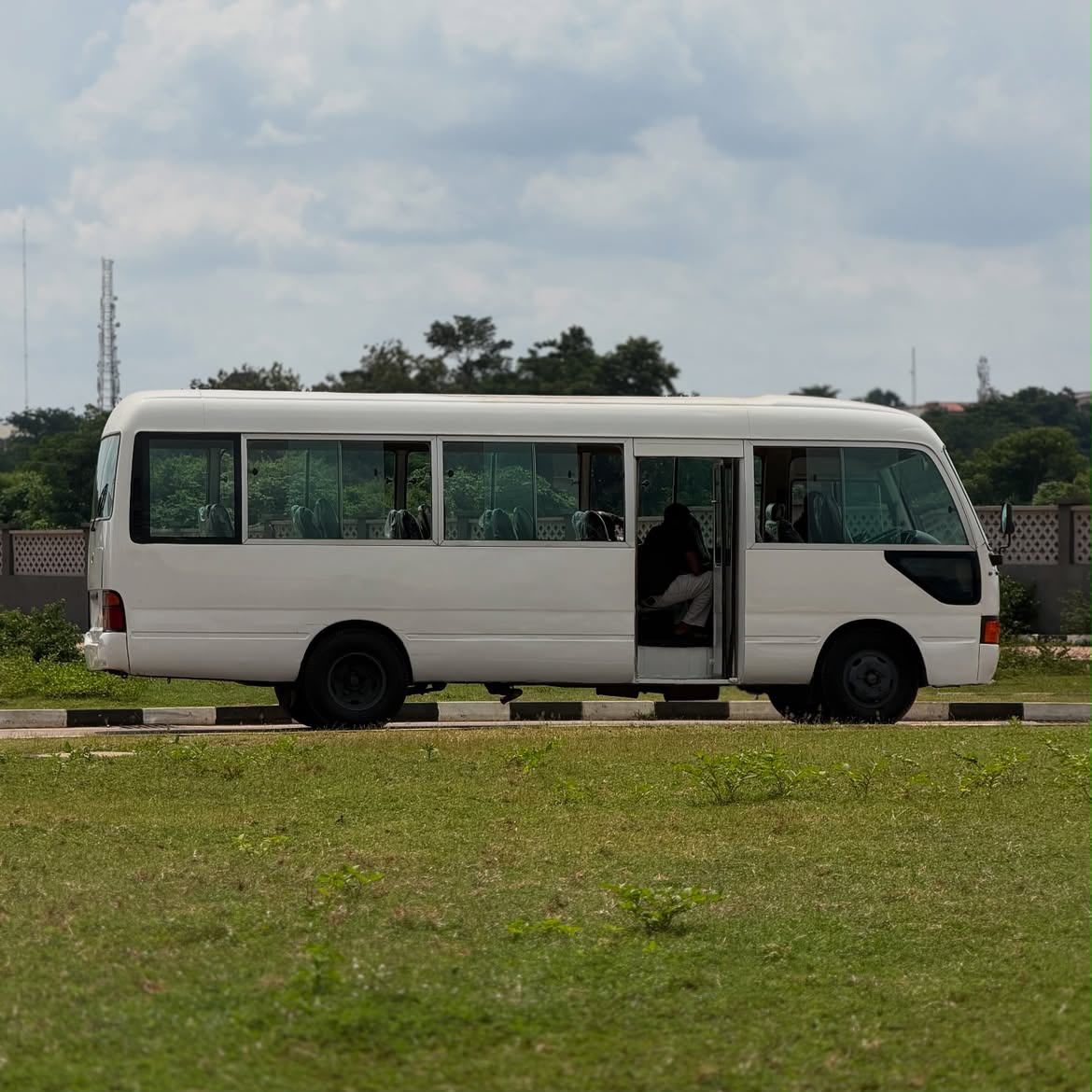 
								SUPER CLEAN REGISTERED TOYOTA COASTER 2012   25 seaters, manual transmission, 4 plugs engine   ORIGINAL DUTY 📃  PRICE: 38M   ABUJA DEAL   NATIONWIDE DELIVERY full									