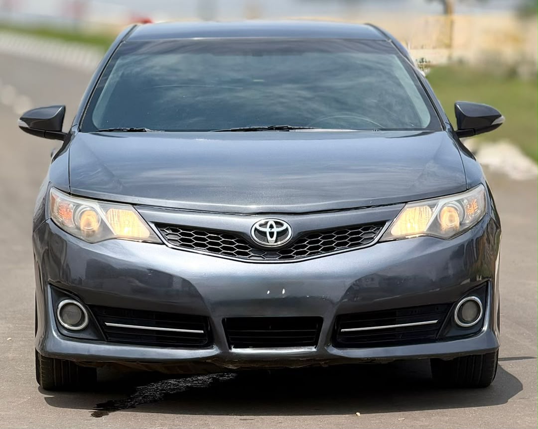 
								NEATLY USED 2013 TOYOTA CAMRY SE PROPERLY DOCUMENTED UNTAMPERED SYSTEM GOING FOR 8.8M ABUJA DEAL full									