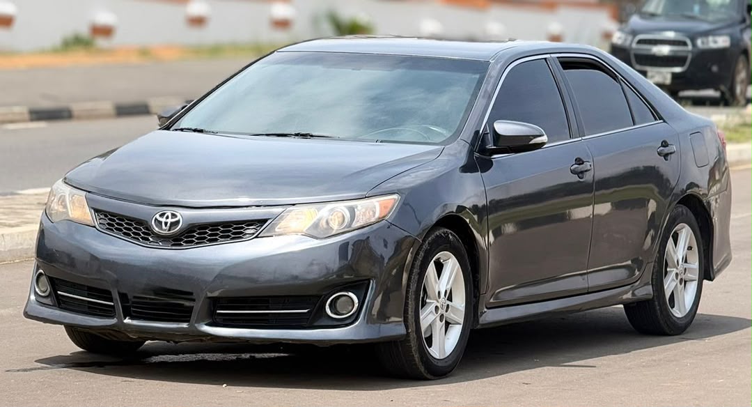 
								NEATLY USED 2013 TOYOTA CAMRY SE PROPERLY DOCUMENTED UNTAMPERED SYSTEM GOING FOR 8.8M ABUJA DEAL full									