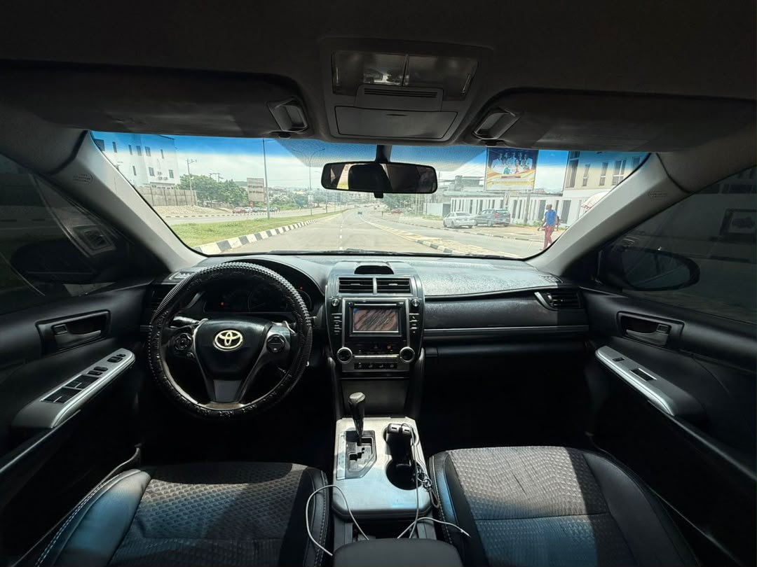 
								NEATLY USED 2013 TOYOTA CAMRY SE PROPERLY DOCUMENTED UNTAMPERED SYSTEM GOING FOR 8.8M ABUJA DEAL full									