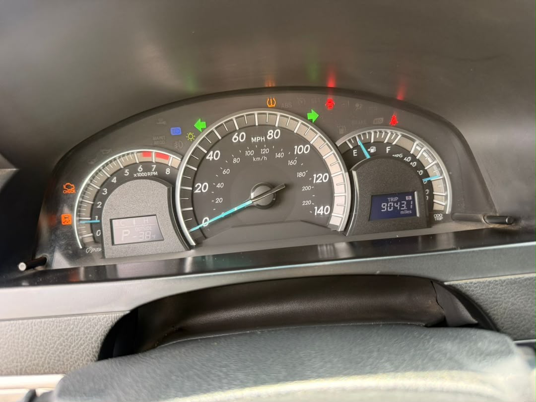 
								NEATLY USED 2013 TOYOTA CAMRY SE PROPERLY DOCUMENTED UNTAMPERED SYSTEM GOING FOR 8.8M ABUJA DEAL full									