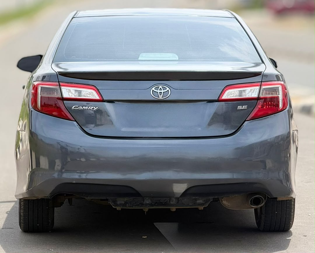 
								NEATLY USED 2013 TOYOTA CAMRY SE PROPERLY DOCUMENTED UNTAMPERED SYSTEM GOING FOR 8.8M ABUJA DEAL full									