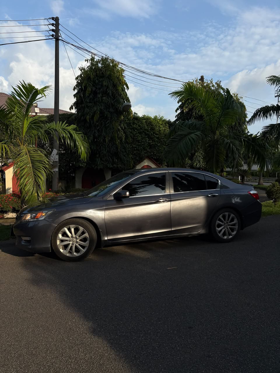 
								Distress Sale Honda Accord EXL Touring 2014 model v4 with double screen, keyless entry, sun roof and other features going for 9.2m Abuja full									