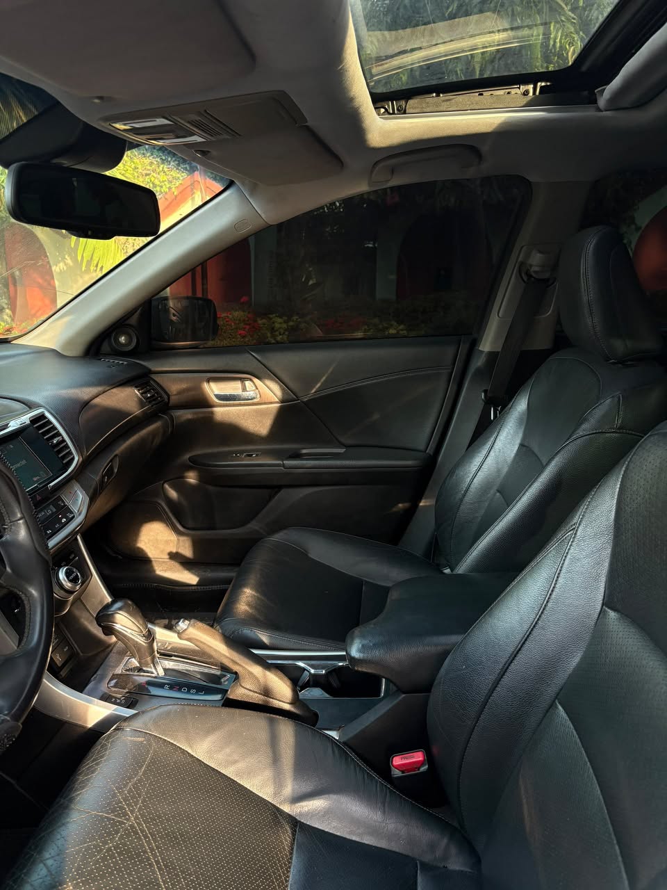
								Distress Sale Honda Accord EXL Touring 2014 model v4 with double screen, keyless entry, sun roof and other features going for 9.2m Abuja full									