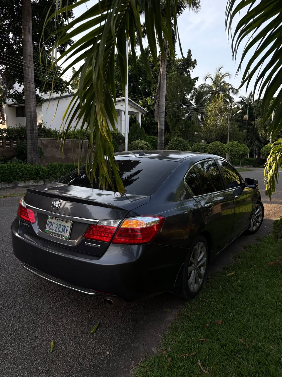 
								Distress Sale Honda Accord EXL Touring 2014 model v4 with double screen, keyless entry, sun roof and other features going for 9.2m Abuja full									