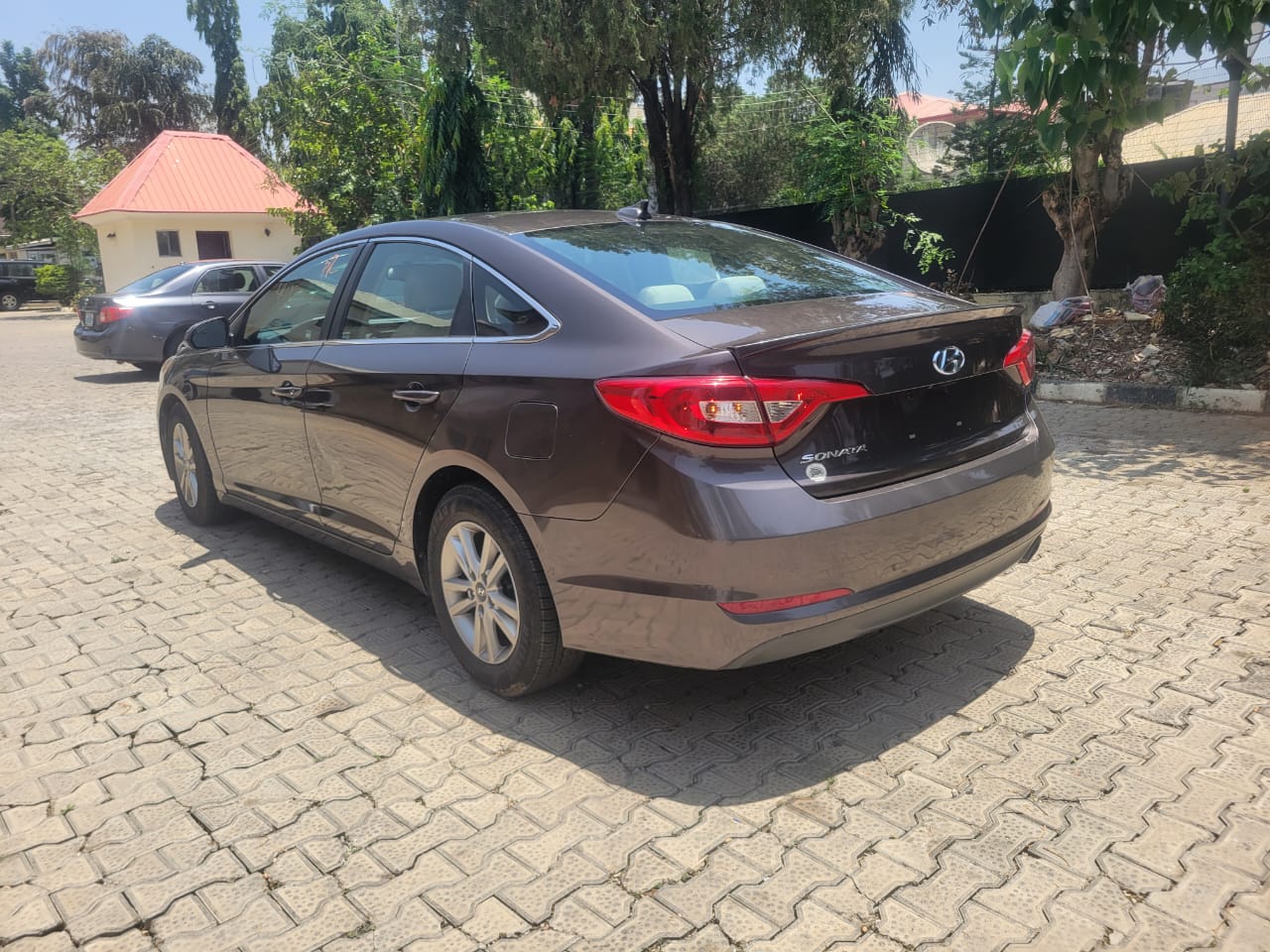 
								GOOD DEAL BELGIUM GRADE FEW MONTHS USED HYUNDAI SONATA FIRST BODY WITH UNTEMPERD ENGINE AND GEAR FACTORY FITTED AC COMPLETE BUY AND DRIVE EVERYTHING IS INTACT LOCATION ABUJA PRICE 9M OWNER NEEDS MONEY URGENTLY full									