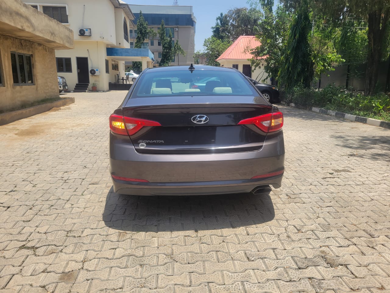 
								GOOD DEAL BELGIUM GRADE FEW MONTHS USED HYUNDAI SONATA FIRST BODY WITH UNTEMPERD ENGINE AND GEAR FACTORY FITTED AC COMPLETE BUY AND DRIVE EVERYTHING IS INTACT LOCATION ABUJA PRICE 9M OWNER NEEDS MONEY URGENTLY full									