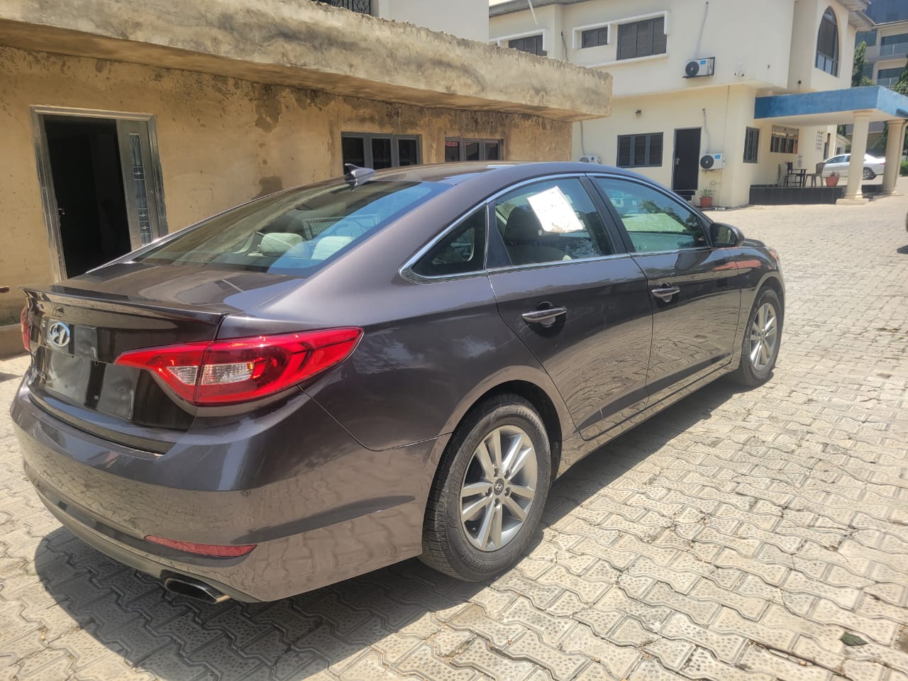 
								GOOD DEAL BELGIUM GRADE FEW MONTHS USED HYUNDAI SONATA FIRST BODY WITH UNTEMPERD ENGINE AND GEAR FACTORY FITTED AC COMPLETE BUY AND DRIVE EVERYTHING IS INTACT LOCATION ABUJA PRICE 9M OWNER NEEDS MONEY URGENTLY full									