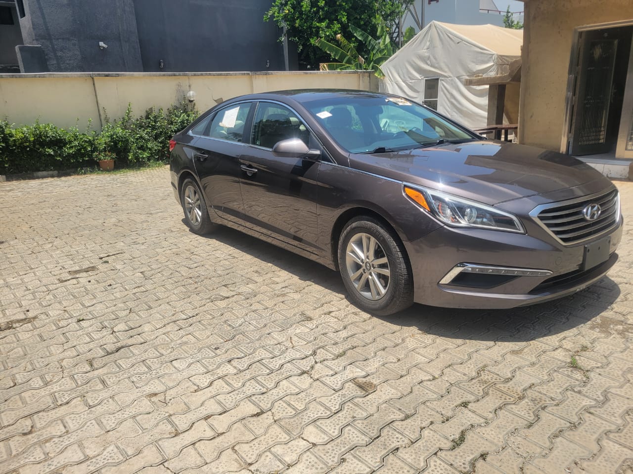 
								GOOD DEAL BELGIUM GRADE FEW MONTHS USED HYUNDAI SONATA FIRST BODY WITH UNTEMPERD ENGINE AND GEAR FACTORY FITTED AC COMPLETE BUY AND DRIVE EVERYTHING IS INTACT LOCATION ABUJA PRICE 9M OWNER NEEDS MONEY URGENTLY full									