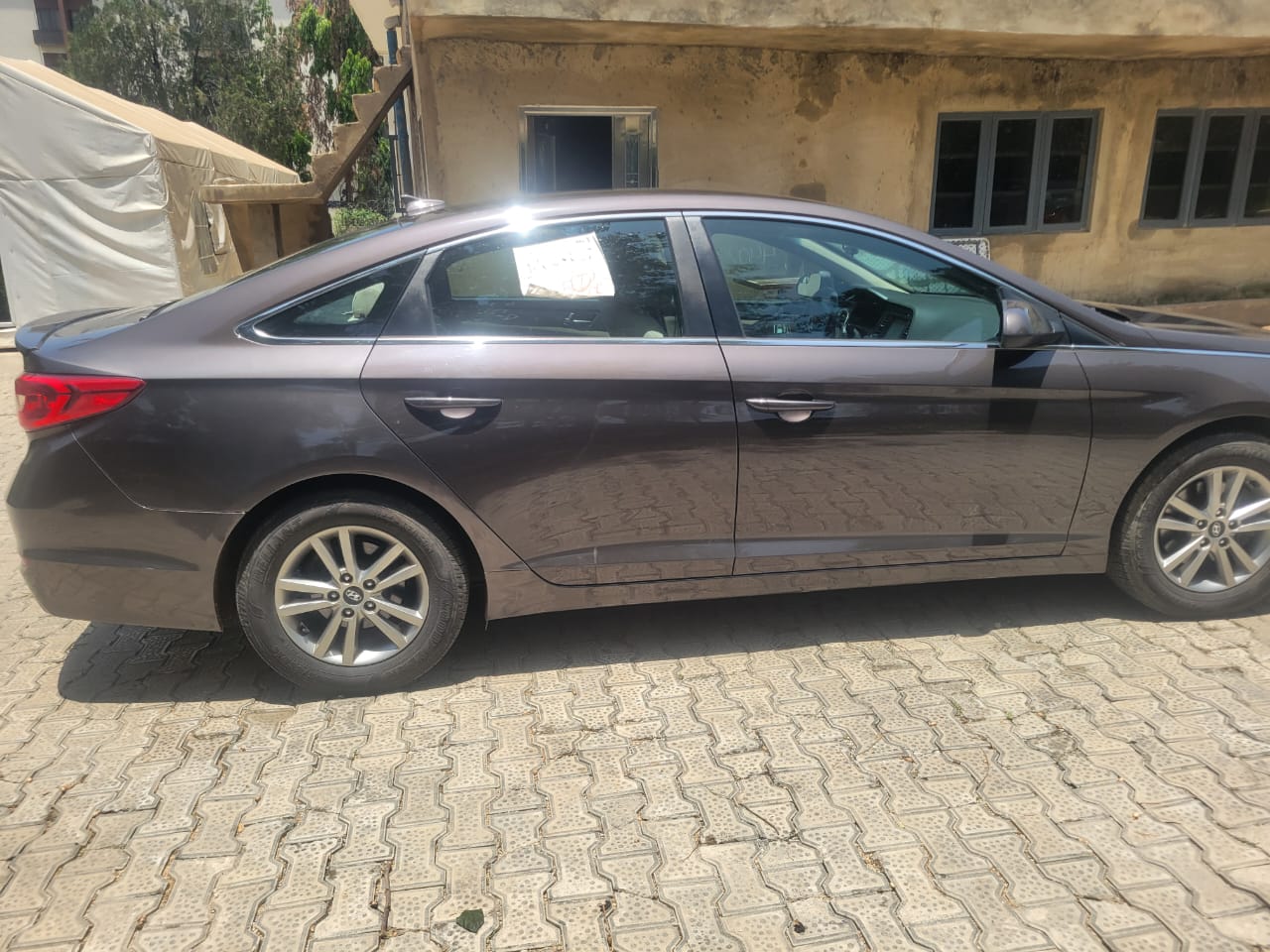 
								GOOD DEAL BELGIUM GRADE FEW MONTHS USED HYUNDAI SONATA FIRST BODY WITH UNTEMPERD ENGINE AND GEAR FACTORY FITTED AC COMPLETE BUY AND DRIVE EVERYTHING IS INTACT LOCATION ABUJA PRICE 9M OWNER NEEDS MONEY URGENTLY full									