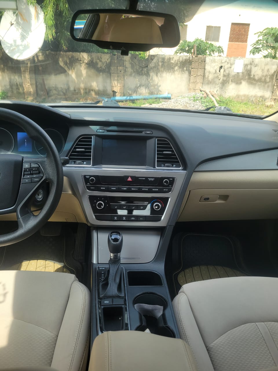 
								GOOD DEAL BELGIUM GRADE FEW MONTHS USED HYUNDAI SONATA FIRST BODY WITH UNTEMPERD ENGINE AND GEAR FACTORY FITTED AC COMPLETE BUY AND DRIVE EVERYTHING IS INTACT LOCATION ABUJA PRICE 9M OWNER NEEDS MONEY URGENTLY full									