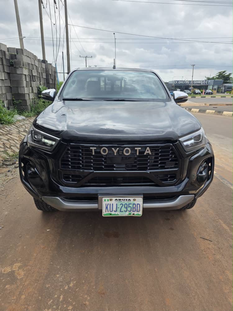 Distress Alert few months use Belgium standard Extremely sharp  Toyota Hilux 2018 model with untampered engine and gear Ac chilling well Original 2025 custom duty Automatic transmission  👉37m to owner  Buyer settle 1m Location ABUJA  Owner house