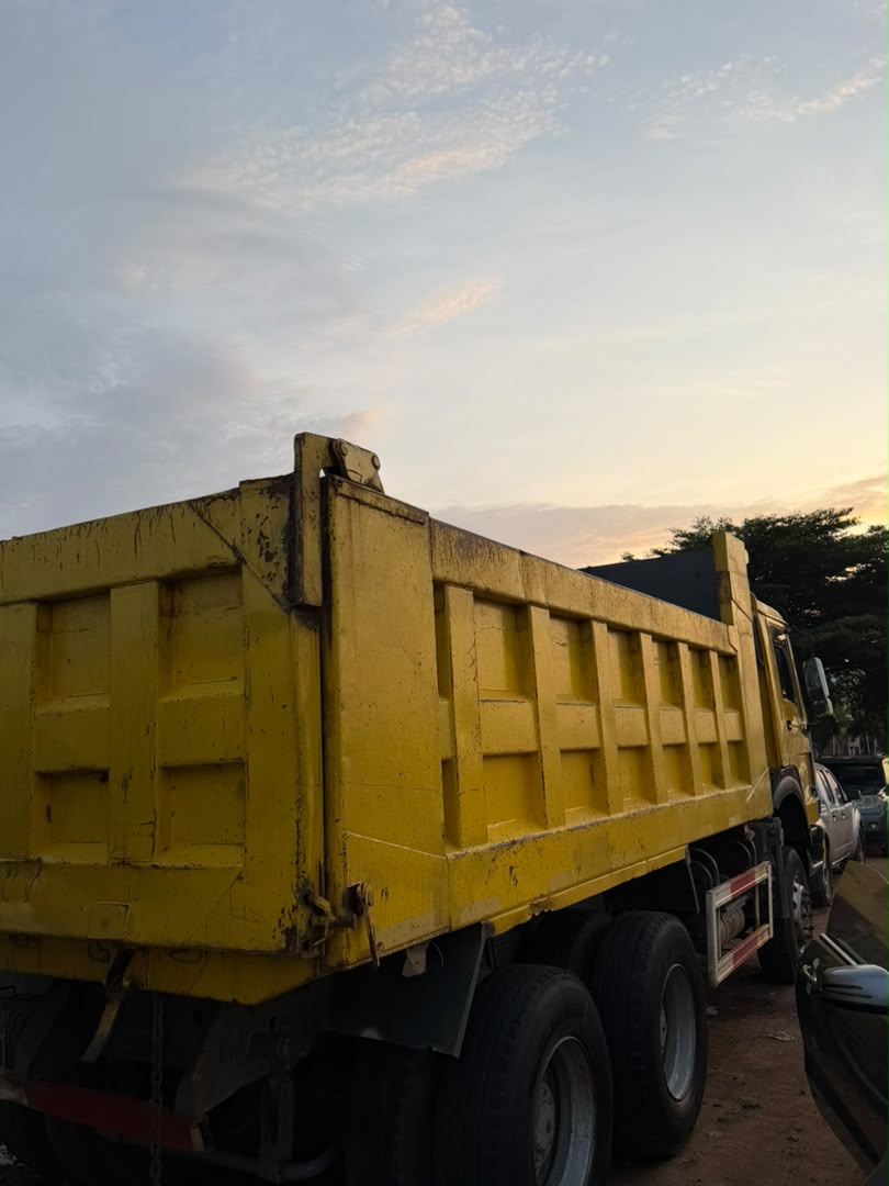 
								Howo truck first body with 10 tyres 37m full									