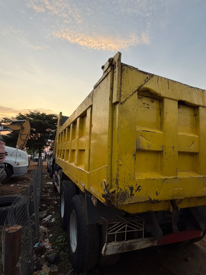 
								Howo truck first body with 10 tyres 37m full									