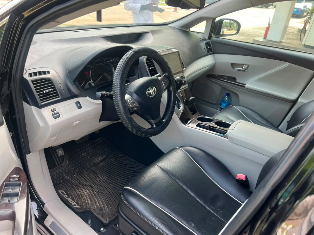 
								Clean used 2010 Toyota Venza V6 with program keyless going for 10million full									