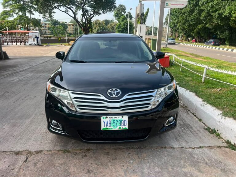Clean used 2010 Toyota Venza V6 with program keyless going for 10million