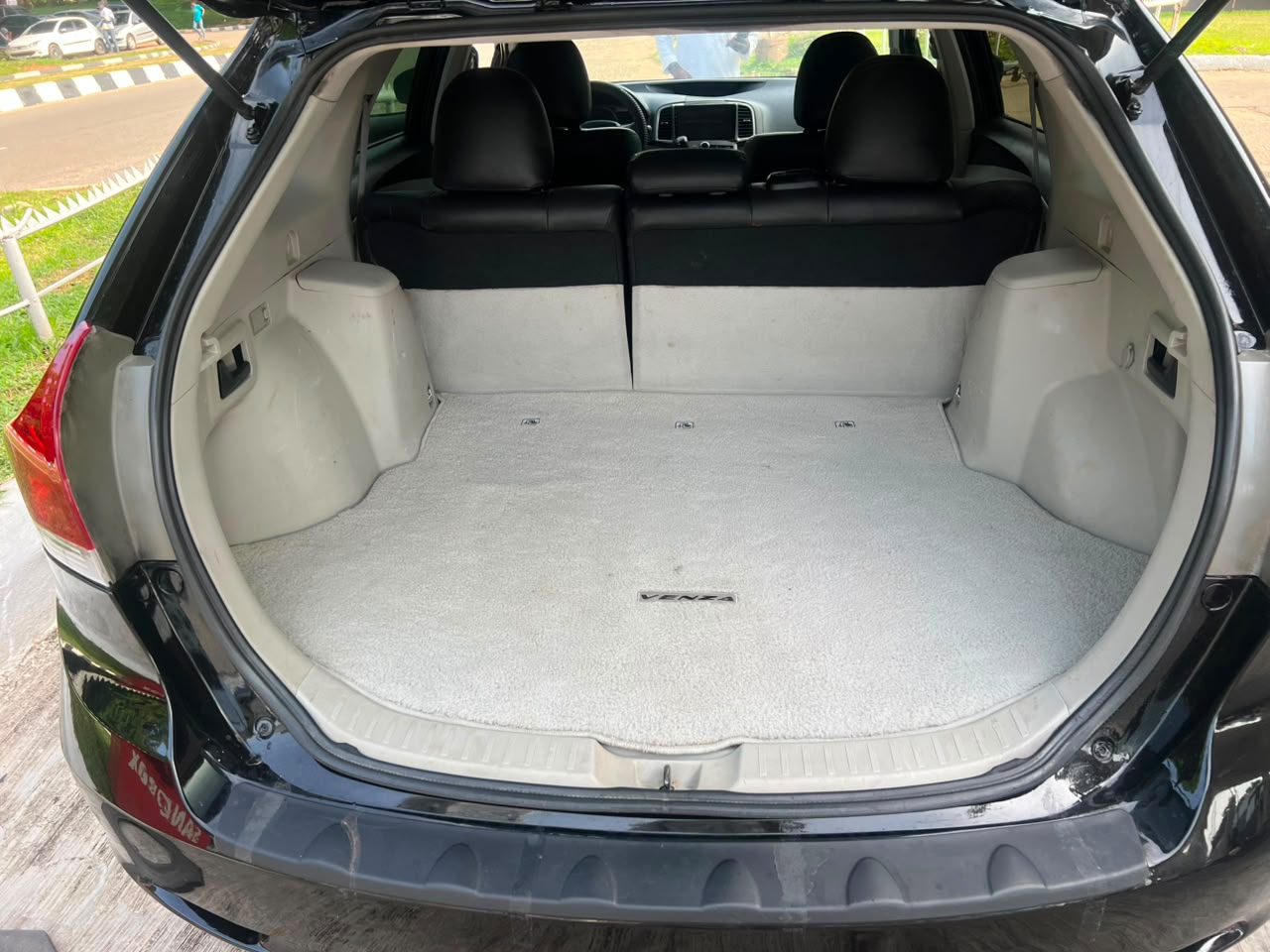 
								Clean used 2010 Toyota Venza V6 with program keyless going for 10million full									