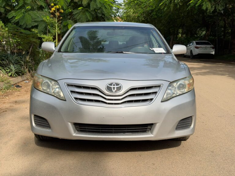 EXTREMELY SHARP  GRADE FOREIGN USED 2010 ON BELT TOYOTA CAMRY LE, MINT INTERIOR, NO SINGLE 9JA PAINT WITH UNTAMPARED ENGINE ND GEAR.GOING FOR JUST 10.5m ONLY