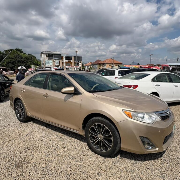 Distress deal 2013 Camry LE 4plugs with ac chilling  good condition complete document for 6.8m  Abuja jb