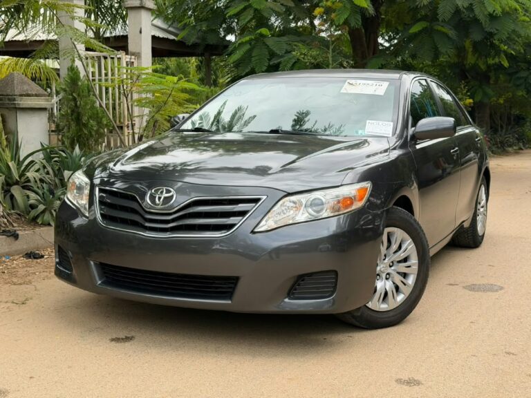 AWOOF DEAL: EXTREMELY SHARP  GRADE FOREIGN USED 2011 ON BELT TOYOTA CAMRY LE, MINT INTERIOR, NO SINGLE 9JA PAINT WITH UNTAMPARED ENGINE ND GEAR.GOING FOR JUST 9.8m Only. Accident free google am see.