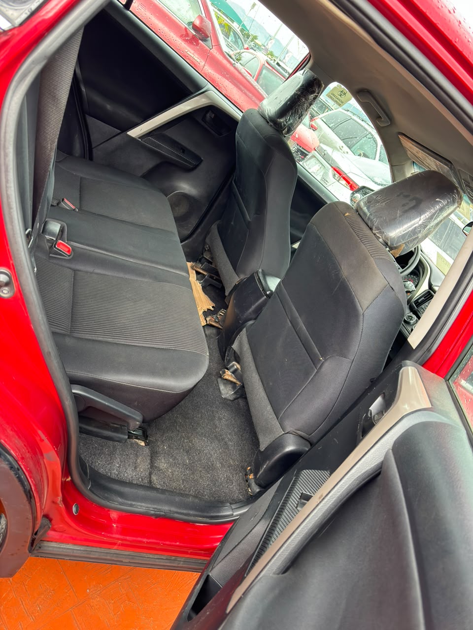 
								few month used but not register Rav4 2014 for 12.5m full									