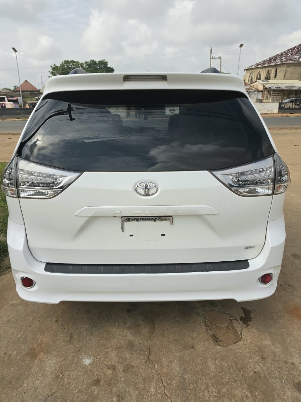 
								Toyota sienna 2012 untempered  engine and gear AC factory very clean in and out just 15m location Abuja full									
