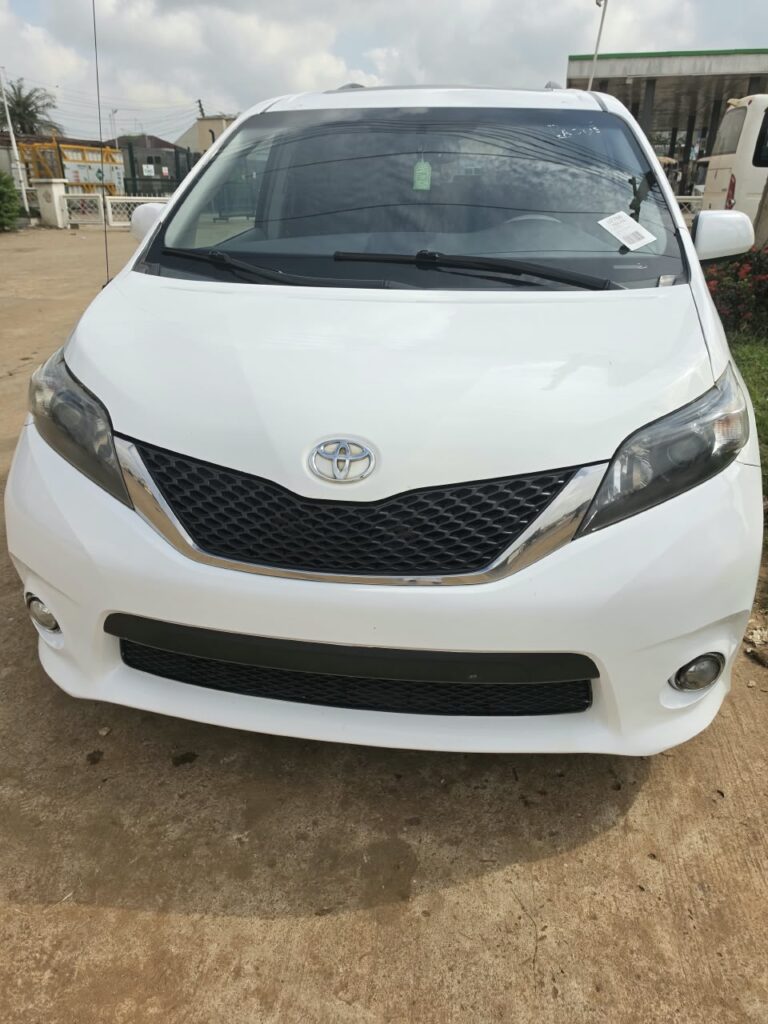 Toyota sienna 2012 untempered  engine and gear AC factory very clean in and out just 15m location Abuja