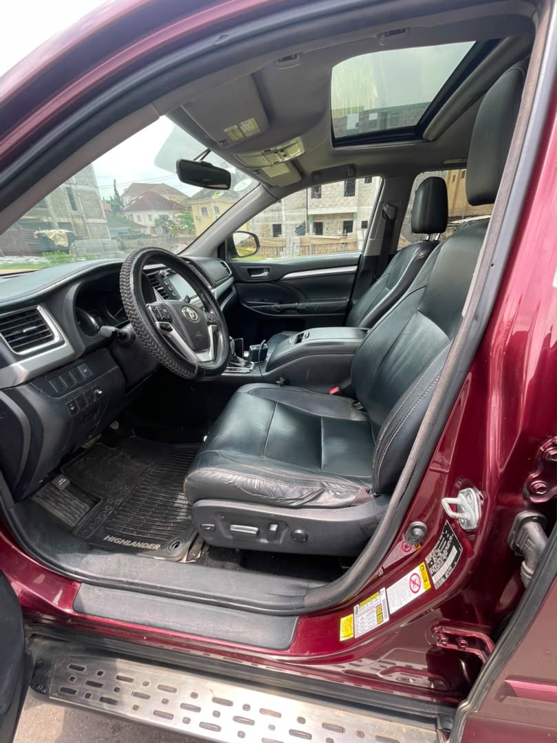 
								Distressed Neatly Used 2015 Model Toyota Highlander XLE Untempered Engine And Gear Ac Chilling Original duty Now Available Price #17.5m Abuja full									
