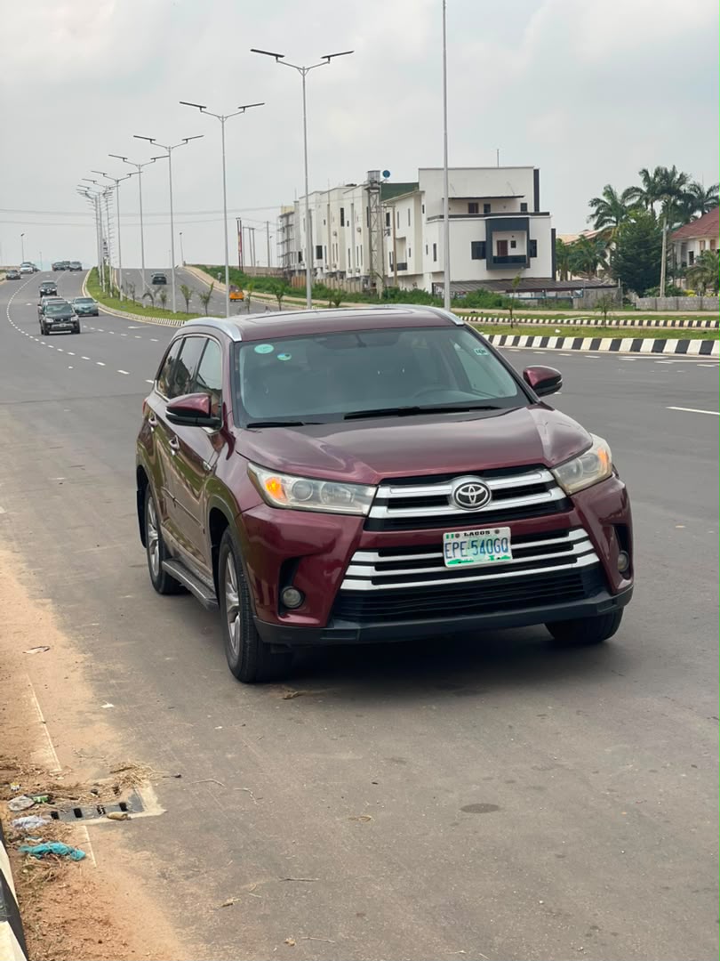
								Distressed Neatly Used 2015 Model Toyota Highlander XLE Untempered Engine And Gear Ac Chilling Original duty Now Available Price #17.5m Abuja full									