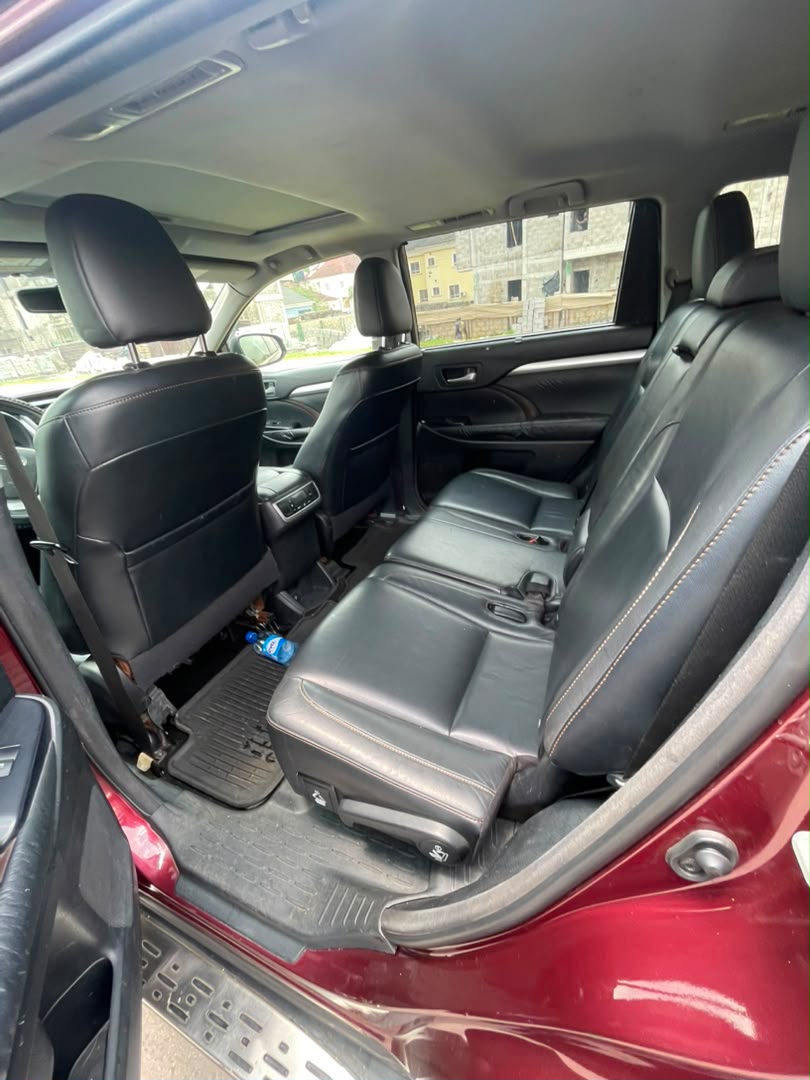 
								Distressed Neatly Used 2015 Model Toyota Highlander XLE Untempered Engine And Gear Ac Chilling Original duty Now Available Price #17.5m Abuja full									