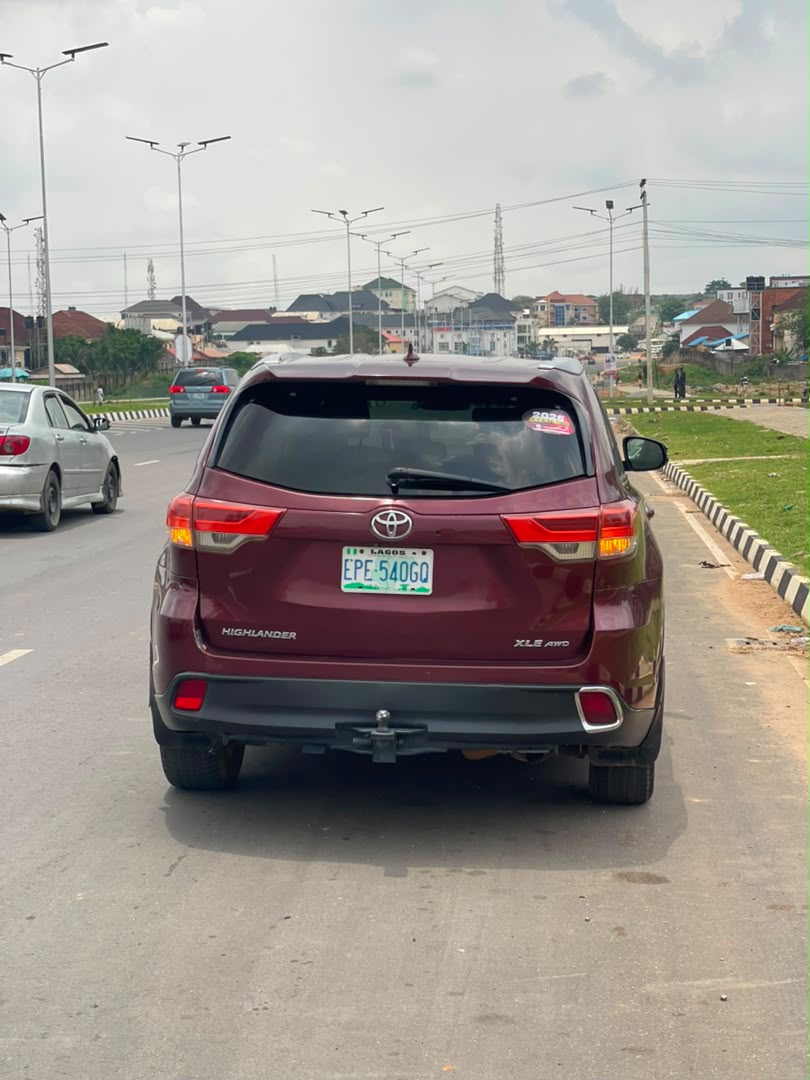 
								Distressed Neatly Used 2015 Model Toyota Highlander XLE Untempered Engine And Gear Ac Chilling Original duty Now Available Price #17.5m Abuja full									