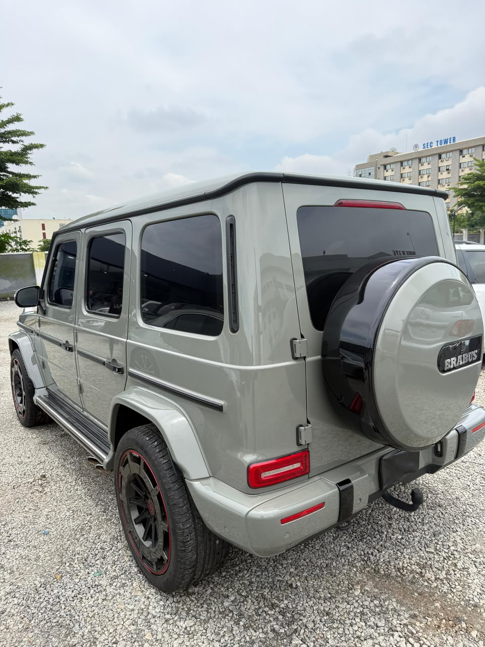 
								Foreign used 2019 BRABUS700 Clean title  Going for 300m Abuja deal full									