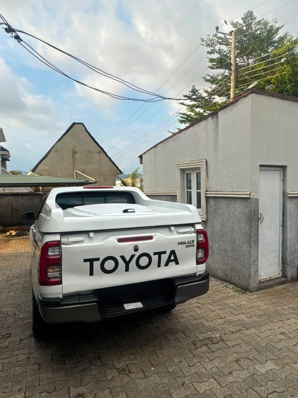 
								Owner house deal  Foreign used 2017 Toyota Hillux  Price review ‼️‼️‼️‼️‼️‼️‼️‼️‼️‼️‼️ With original duty (not allocation paper ) Clean red interior  Thumb start  Going for ~42m ~ now 40m Abuja deal full									