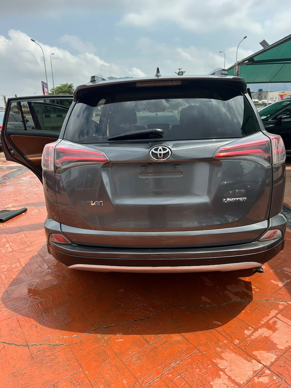 
								Unregistered Toyota RAV-4 2017 model, everything is working perfectly going for 16m abujadeal full									