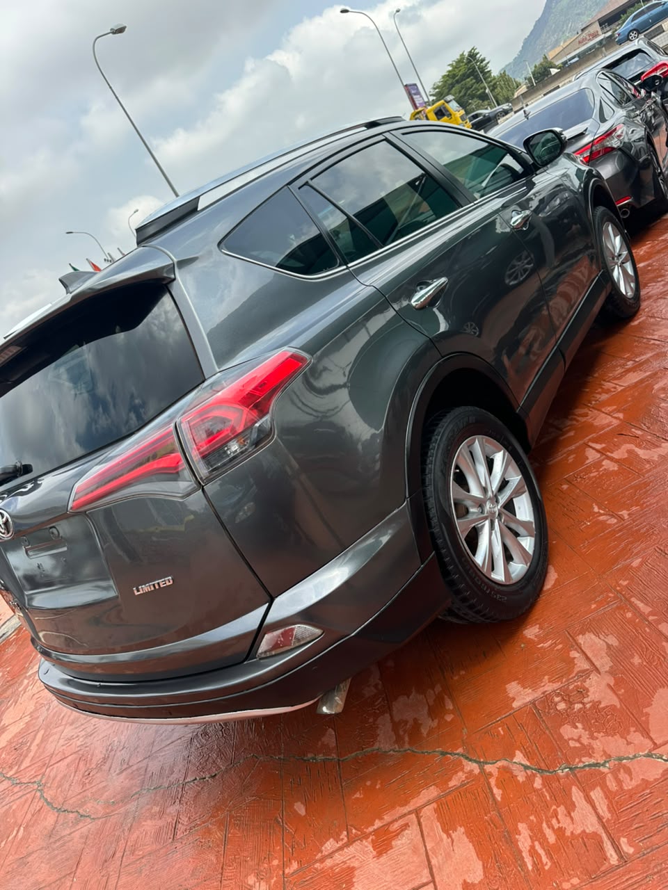 
								Unregistered Toyota RAV-4 2017 model, everything is working perfectly going for 16m abujadeal full									